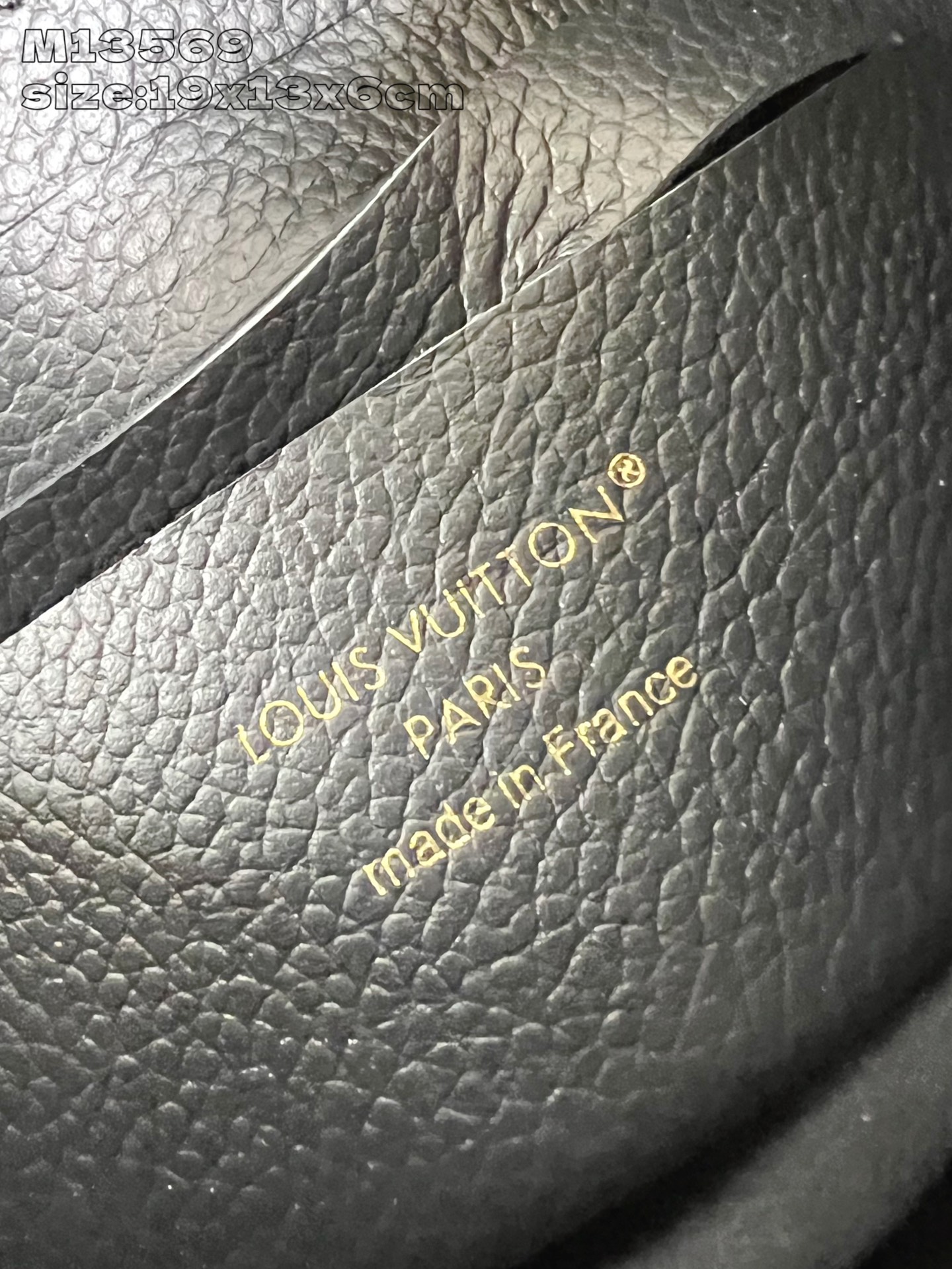 【顶级原单 M13569黑 】這款Wallet On Chain Rosy兼具實用功能和時尚風格，為Mo