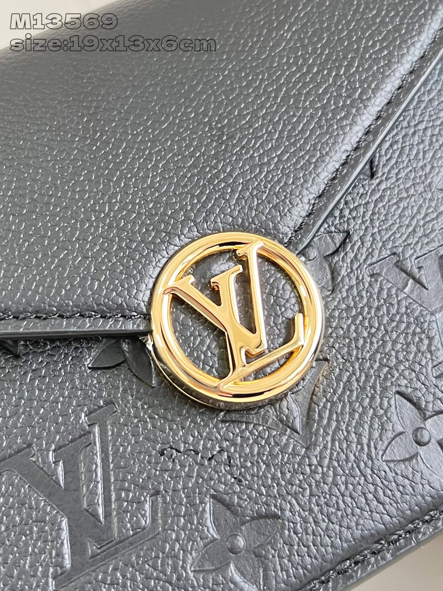 【顶级原单 M13569黑 】這款Wallet On Chain Rosy兼具實用功能和時尚風格，為Mo