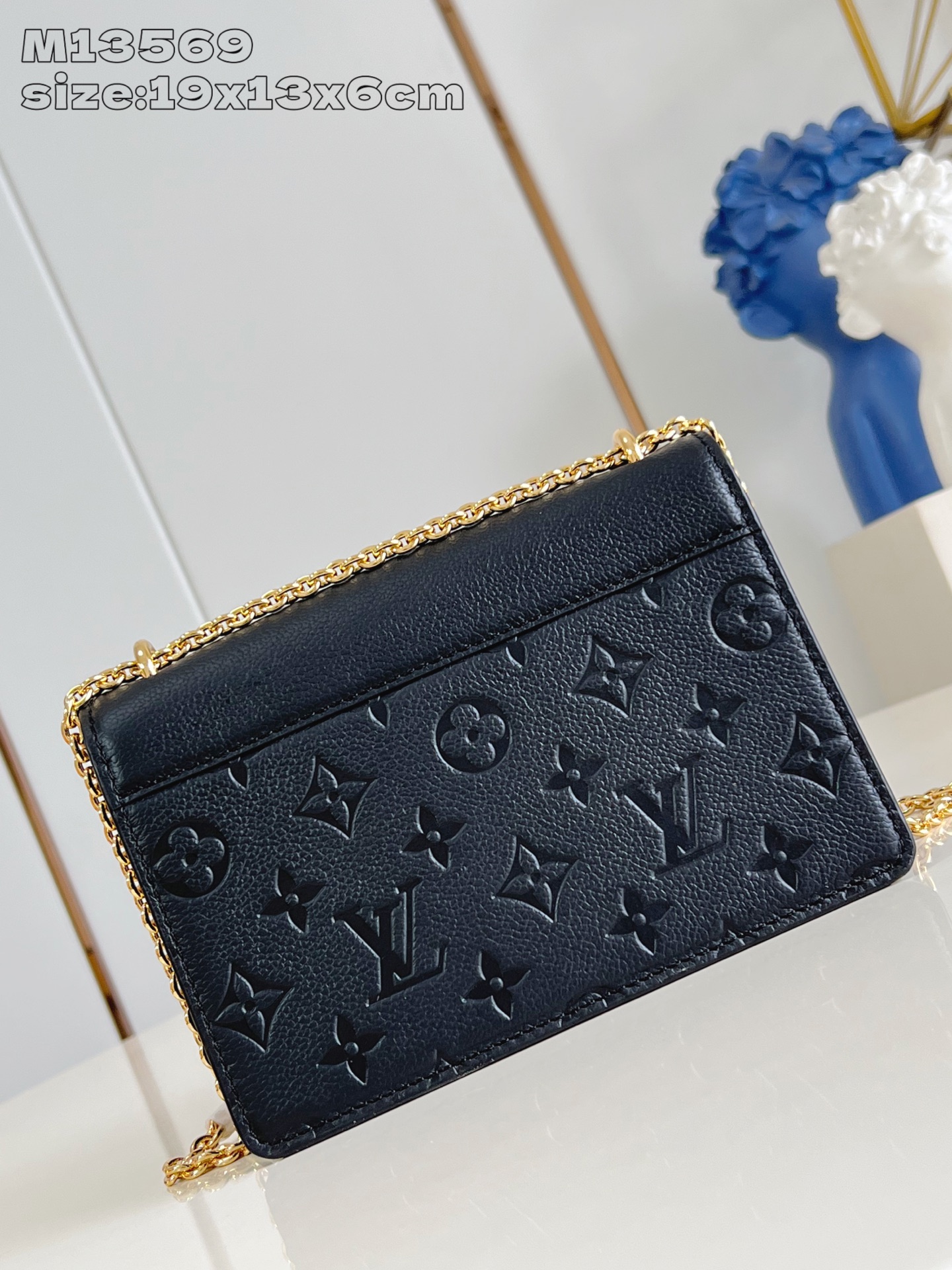 【顶级原单 M13569黑 】這款Wallet On Chain Rosy兼具實用功能和時尚風格，為Mo