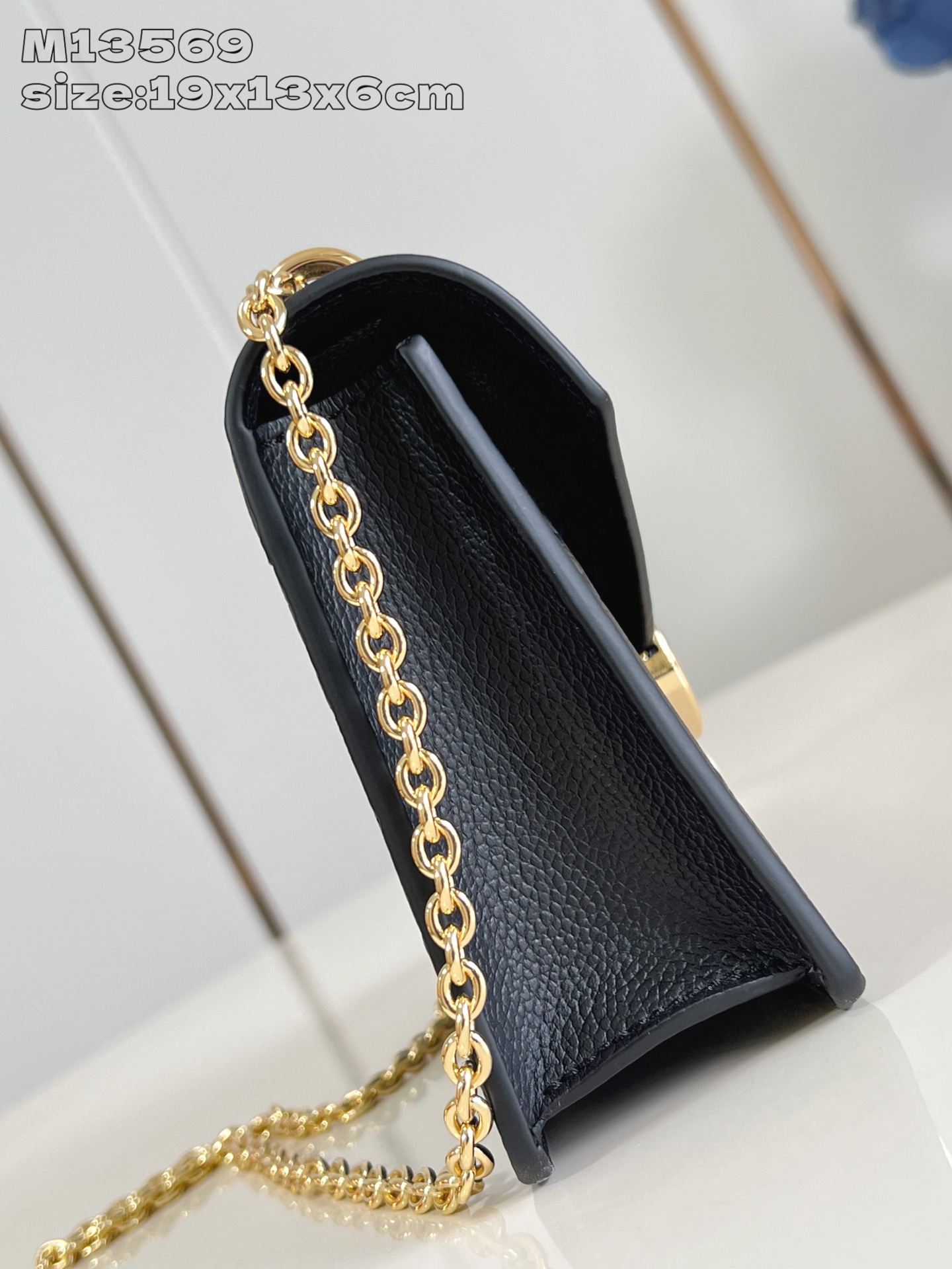 【顶级原单 M13569黑 】這款Wallet On Chain Rosy兼具實用功能和時尚風格，為Mo