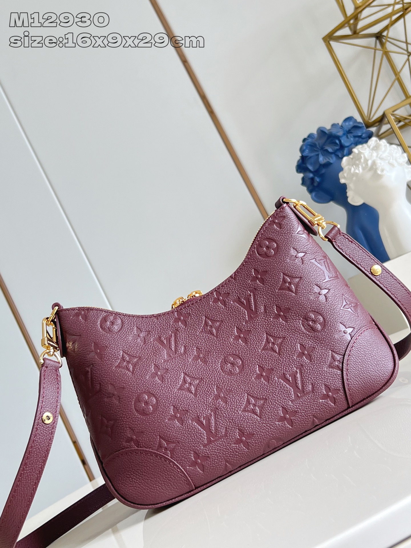 【顶级原单 M12930紫红压花】 本款 Boulogne 手袋以同色美学重绎经典 Monogram E