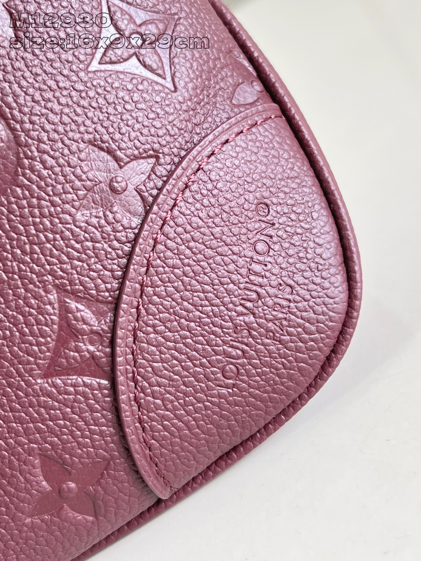 【顶级原单 M12930紫红压花】 本款 Boulogne 手袋以同色美学重绎经典 Monogram E