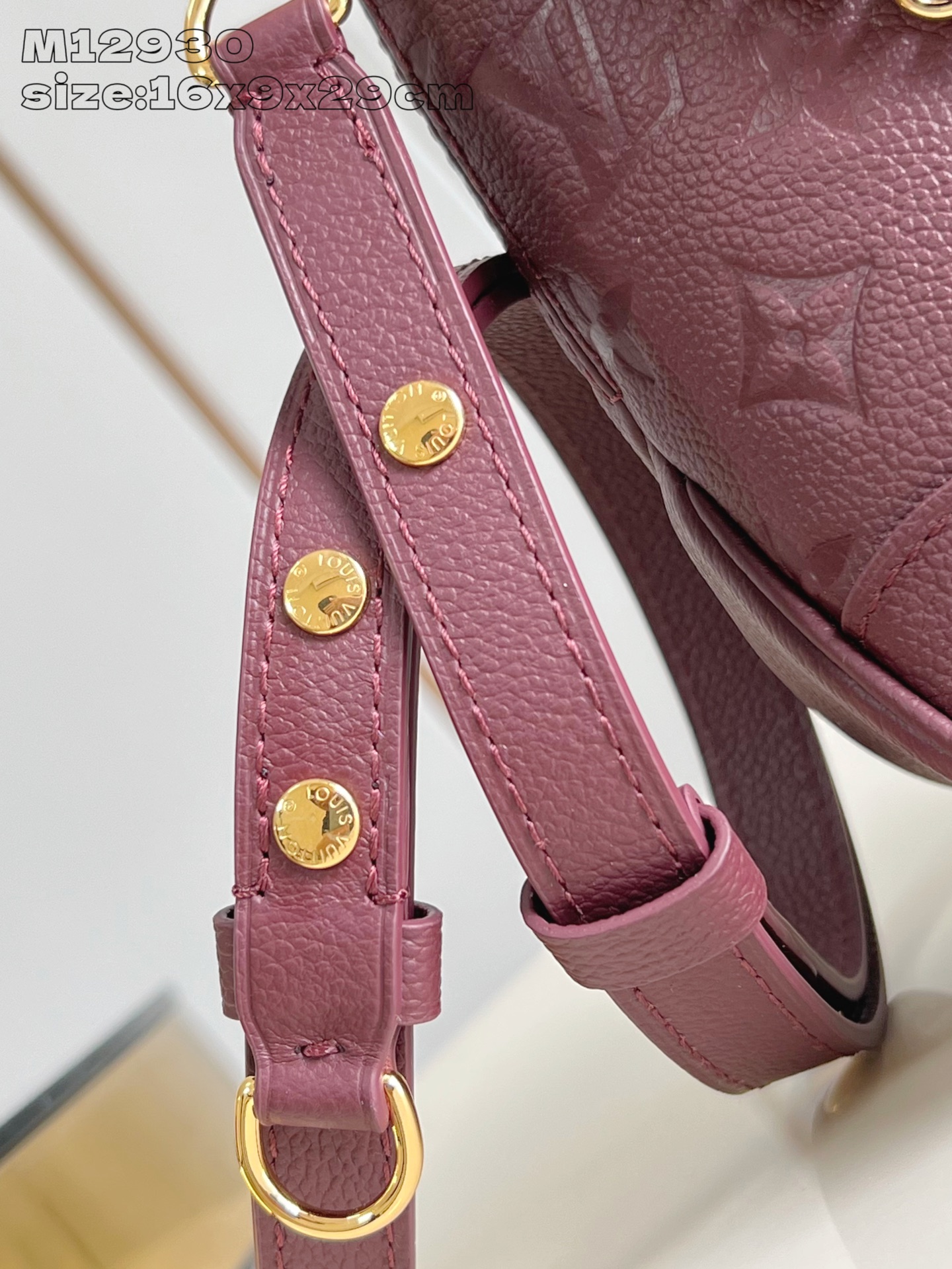 【顶级原单 M12930紫红压花】 本款 Boulogne 手袋以同色美学重绎经典 Monogram E