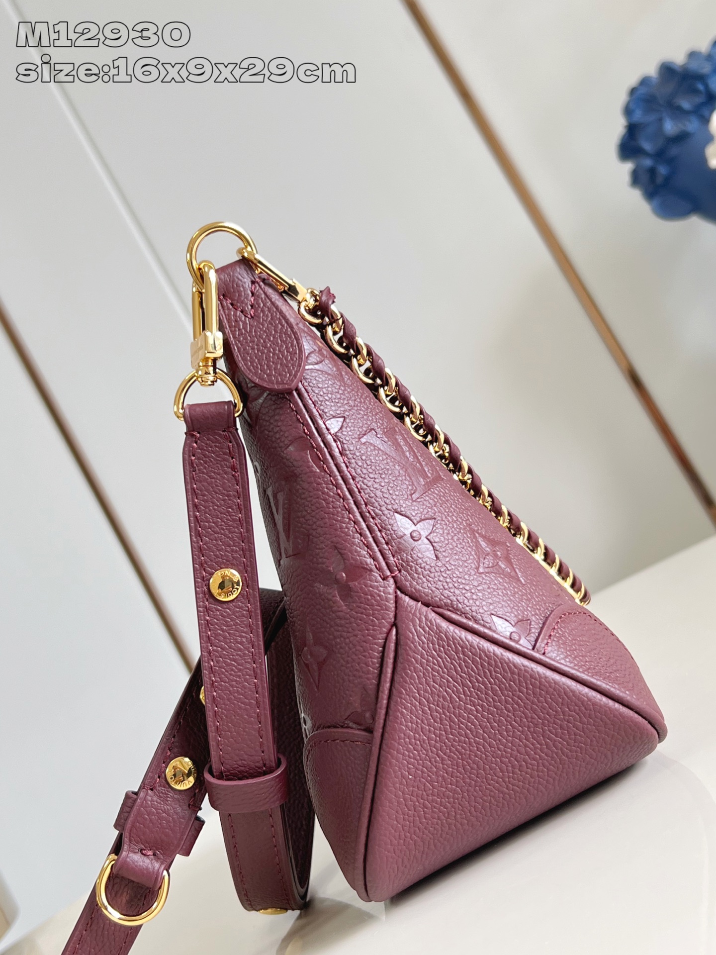 【顶级原单 M12930紫红压花】 本款 Boulogne 手袋以同色美学重绎经典 Monogram E