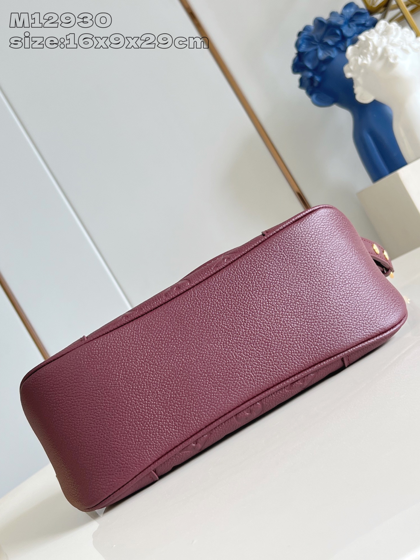 【顶级原单 M12930紫红压花】 本款 Boulogne 手袋以同色美学重绎经典 Monogram E