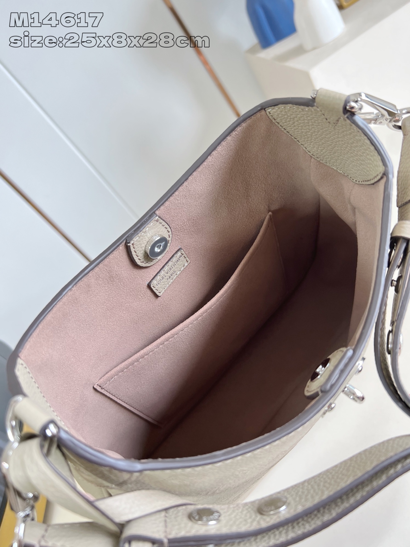 【顶级原单 M14617浅咖 】本款 All Around 中号手袋为镂花皮革描摹 Monogram 穿