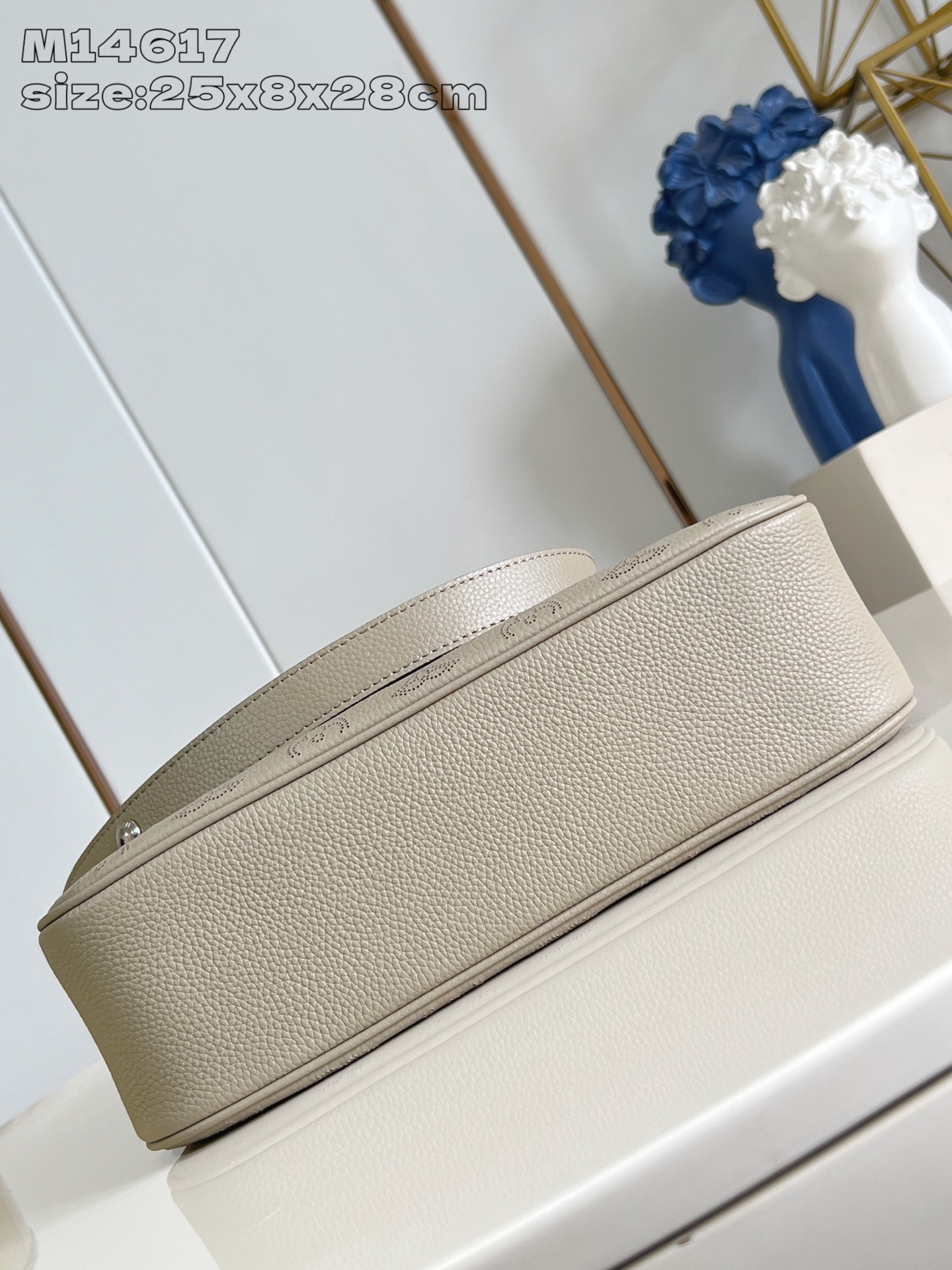 【顶级原单 M14617浅咖 】本款 All Around 中号手袋为镂花皮革描摹 Monogram 穿