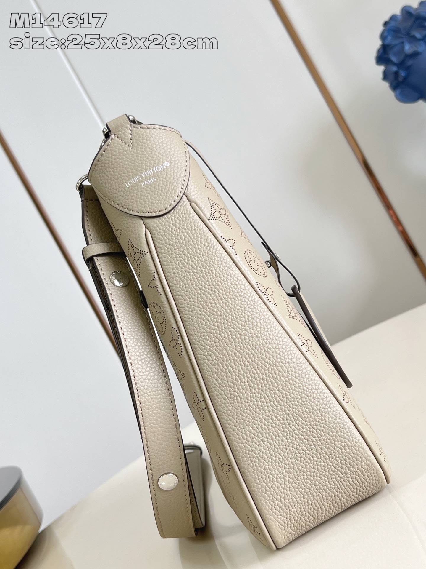 【顶级原单 M14617浅咖 】本款 All Around 中号手袋为镂花皮革描摹 Monogram 穿