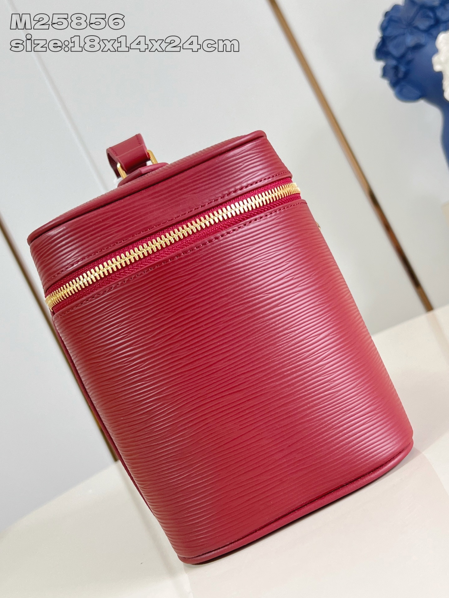 【顶级原单 M25856紫红 】本款 Nice BB化妆包撷取路易威登美妆系列的唇膏色彩，以 Epi 粒