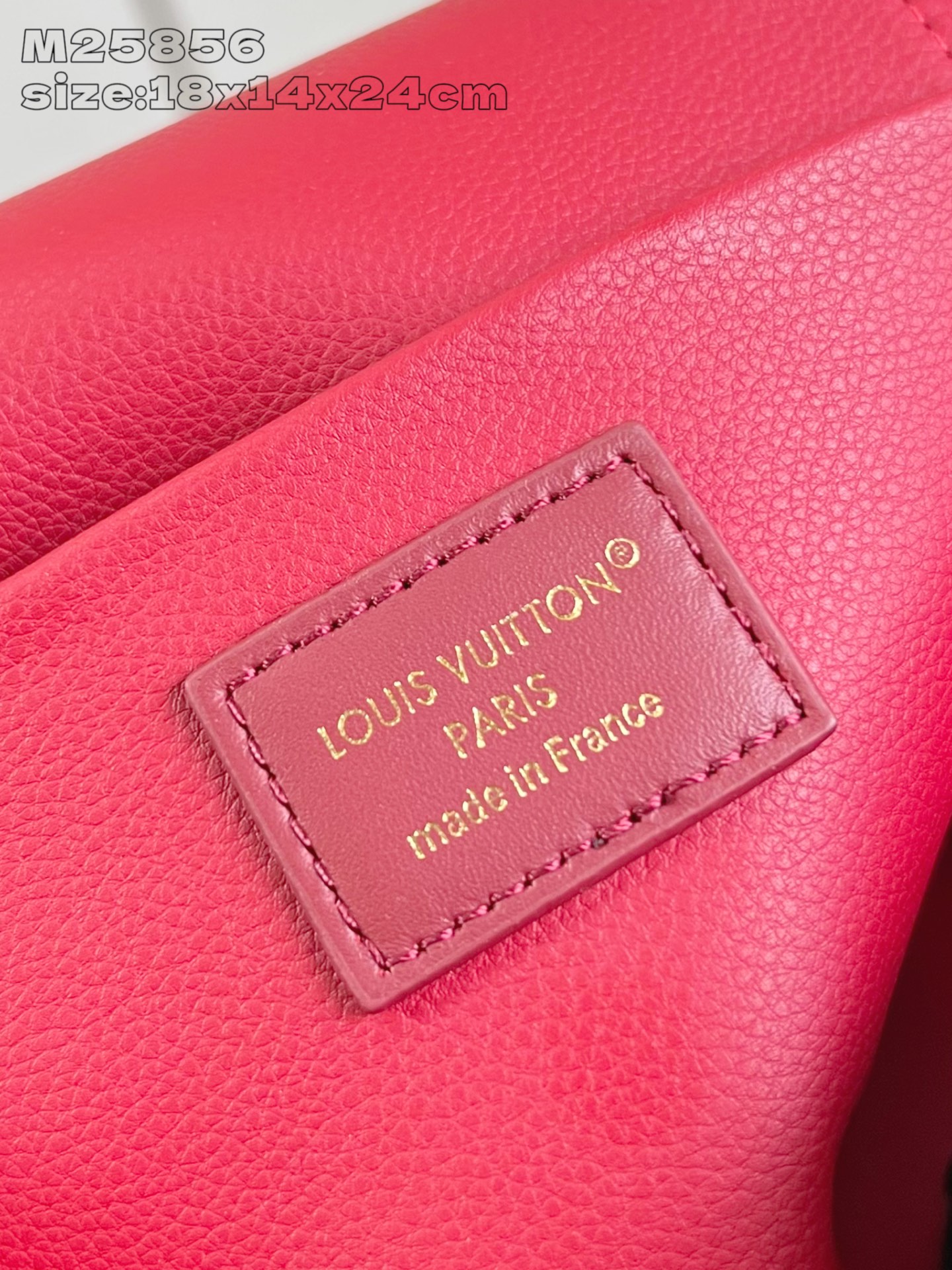 【顶级原单 M25856紫红 】本款 Nice BB化妆包撷取路易威登美妆系列的唇膏色彩，以 Epi 粒