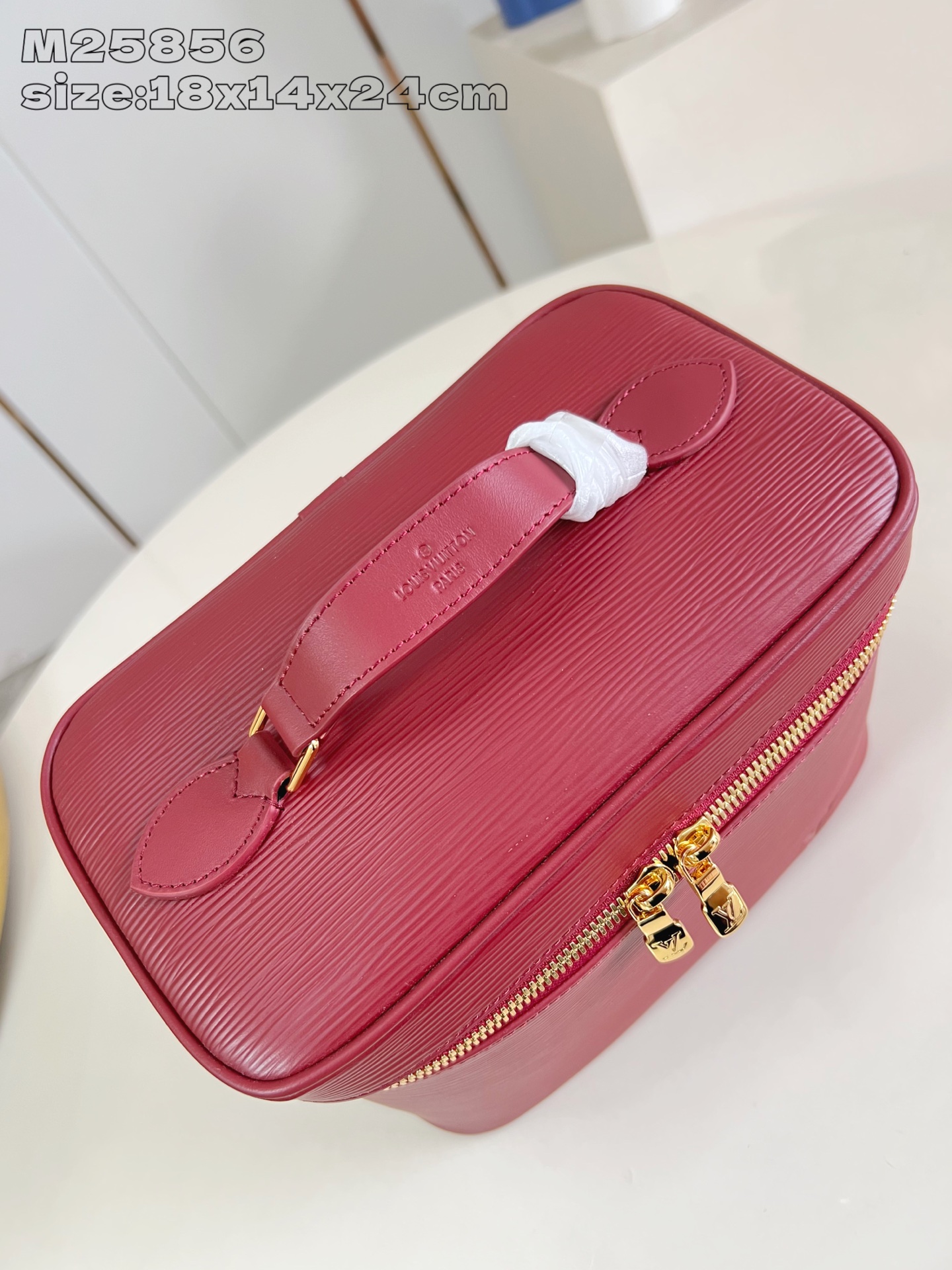 【顶级原单 M25856紫红 】本款 Nice BB化妆包撷取路易威登美妆系列的唇膏色彩，以 Epi 粒