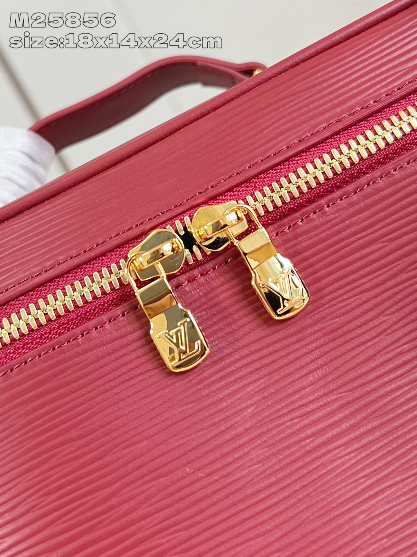 【顶级原单 M25856紫红 】本款 Nice BB化妆包撷取路易威登美妆系列的唇膏色彩，以 Epi 粒