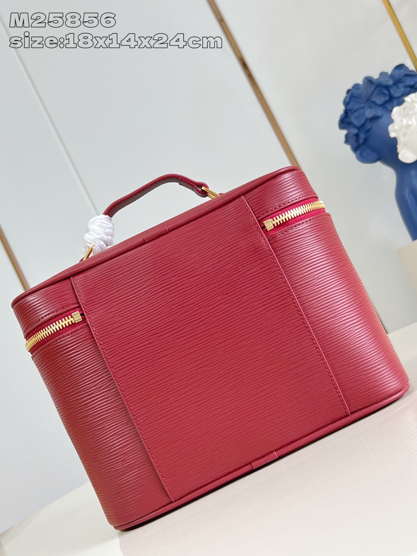 【顶级原单 M25856紫红 】本款 Nice BB化妆包撷取路易威登美妆系列的唇膏色彩，以 Epi 粒