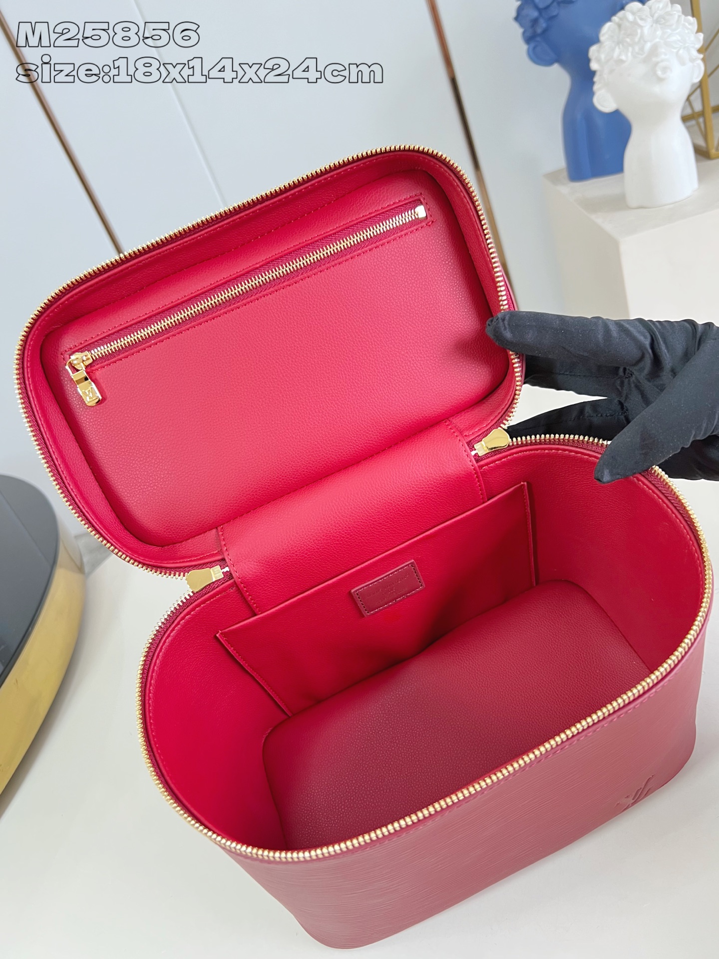 【顶级原单 M25856紫红 】本款 Nice BB化妆包撷取路易威登美妆系列的唇膏色彩，以 Epi 粒