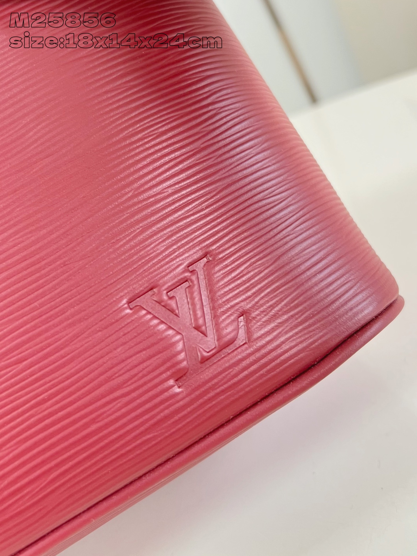 【顶级原单 M25856紫红 】本款 Nice BB化妆包撷取路易威登美妆系列的唇膏色彩，以 Epi 粒