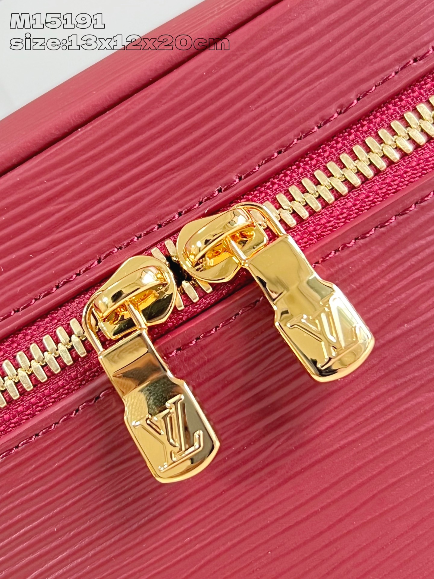 【顶级原单 M15191紫红 】本款 Nice 迷你化妆包向路易威登美妆系列的唇膏采撷灵感，为 Epi 