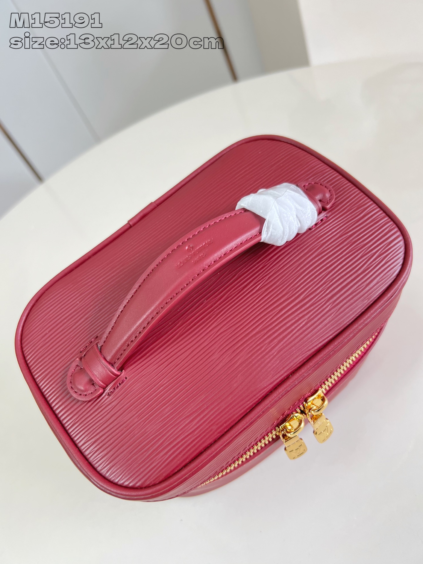 【顶级原单 M15191紫红 】本款 Nice 迷你化妆包向路易威登美妆系列的唇膏采撷灵感，为 Epi 