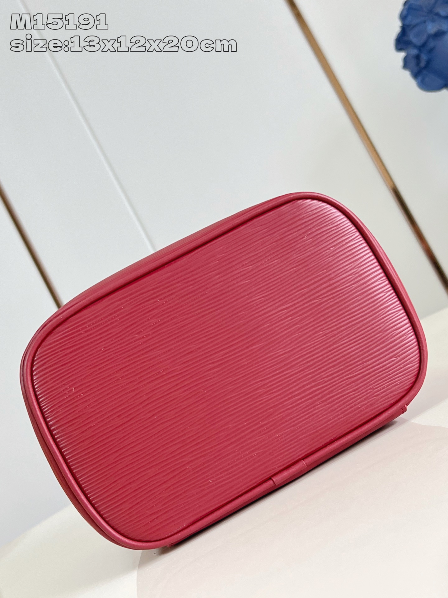 【顶级原单 M15191紫红 】本款 Nice 迷你化妆包向路易威登美妆系列的唇膏采撷灵感，为 Epi 