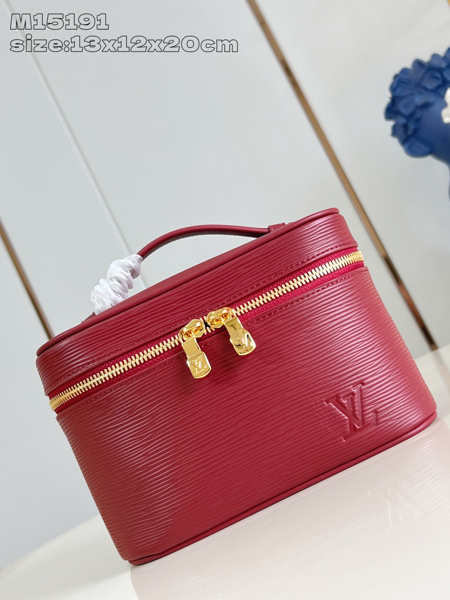 【顶级原单 M15191紫红 】本款 Nice 迷你化妆包向路易威登美妆系列的唇膏采撷灵感，为 Epi 