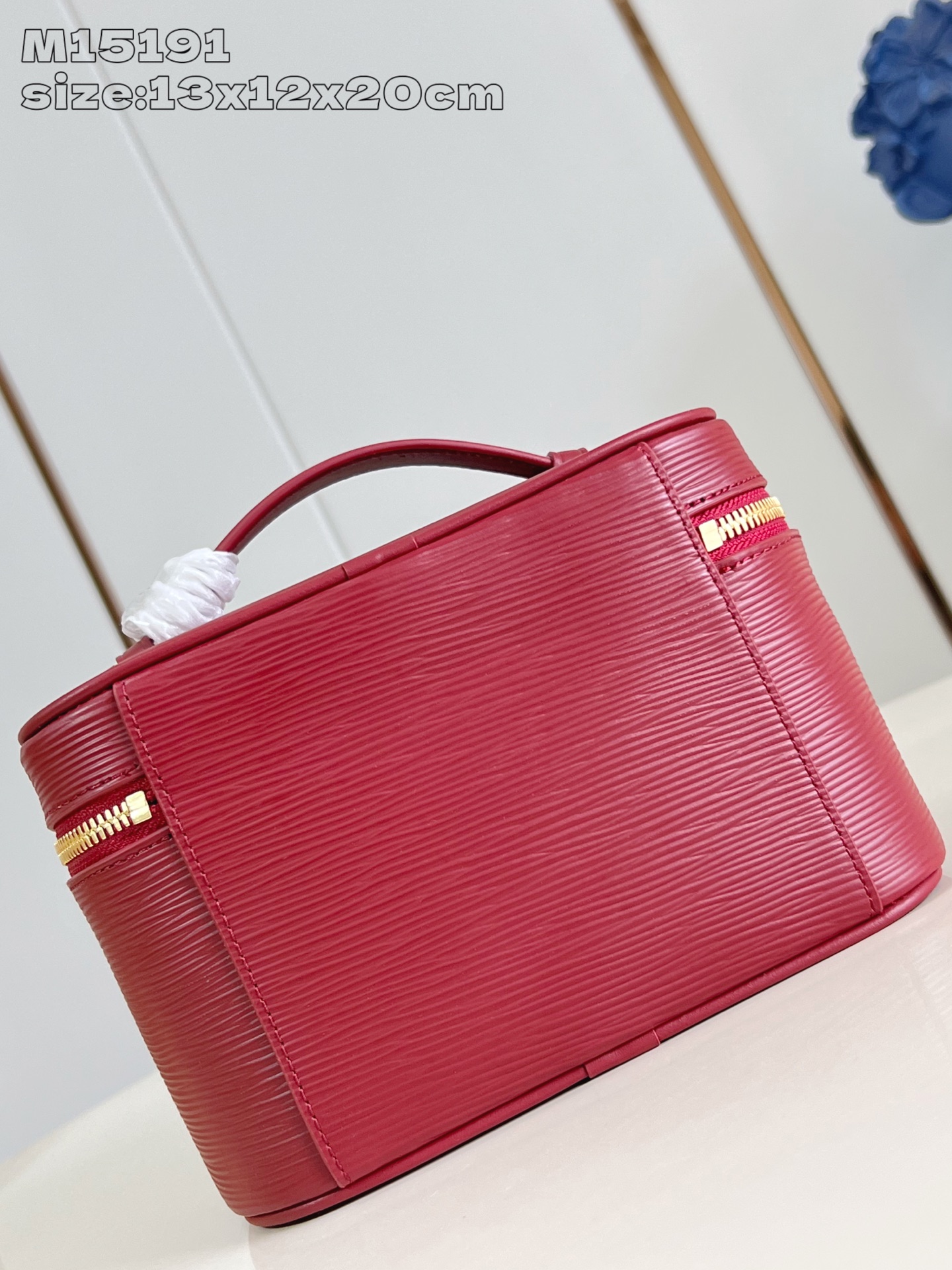 【顶级原单 M15191紫红 】本款 Nice 迷你化妆包向路易威登美妆系列的唇膏采撷灵感，为 Epi 