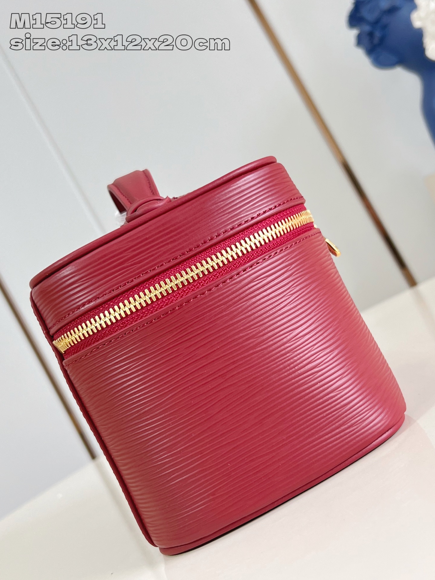 【顶级原单 M15191紫红 】本款 Nice 迷你化妆包向路易威登美妆系列的唇膏采撷灵感，为 Epi 