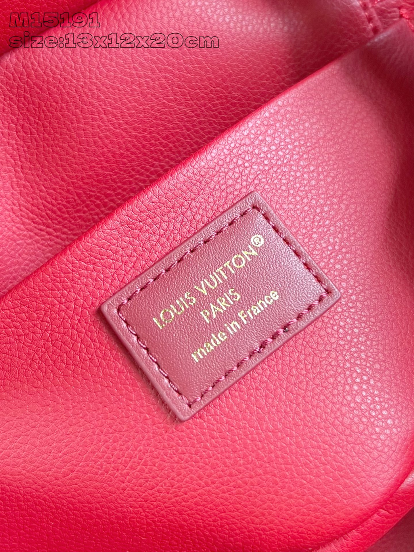 【顶级原单 M15191紫红 】本款 Nice 迷你化妆包向路易威登美妆系列的唇膏采撷灵感，为 Epi 