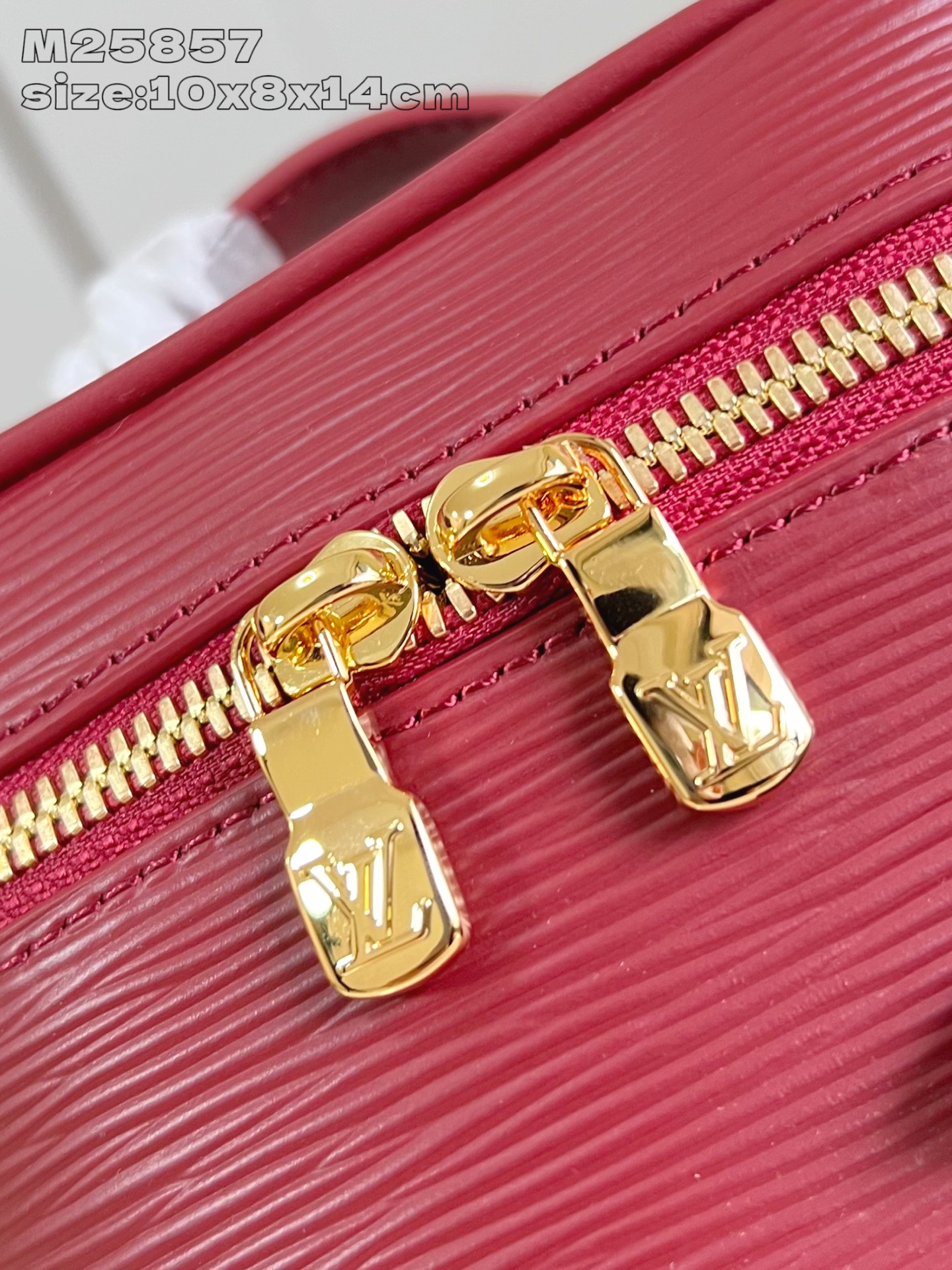 【顶级原单 M25857紫红 】本款 Nice Nano 化妆包以粒面 Epi 皮革和可水洗织物内衬构筑