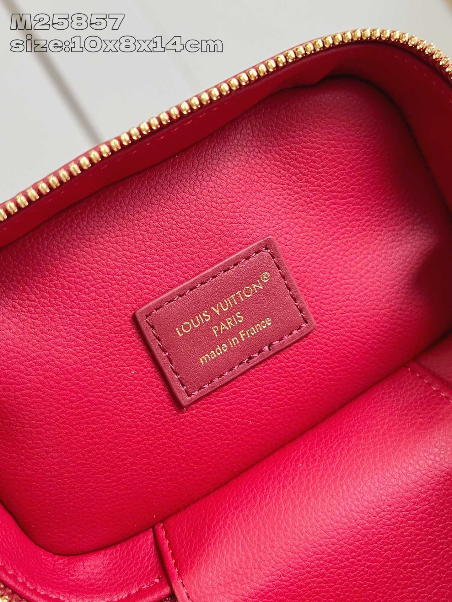 【顶级原单 M25857紫红 】本款 Nice Nano 化妆包以粒面 Epi 皮革和可水洗织物内衬构筑