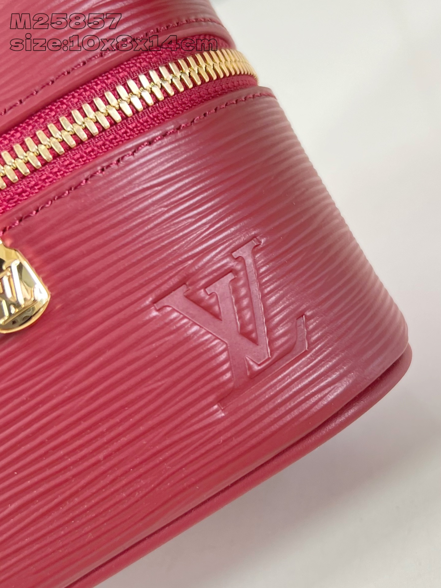 【顶级原单 M25857紫红 】本款 Nice Nano 化妆包以粒面 Epi 皮革和可水洗织物内衬构筑