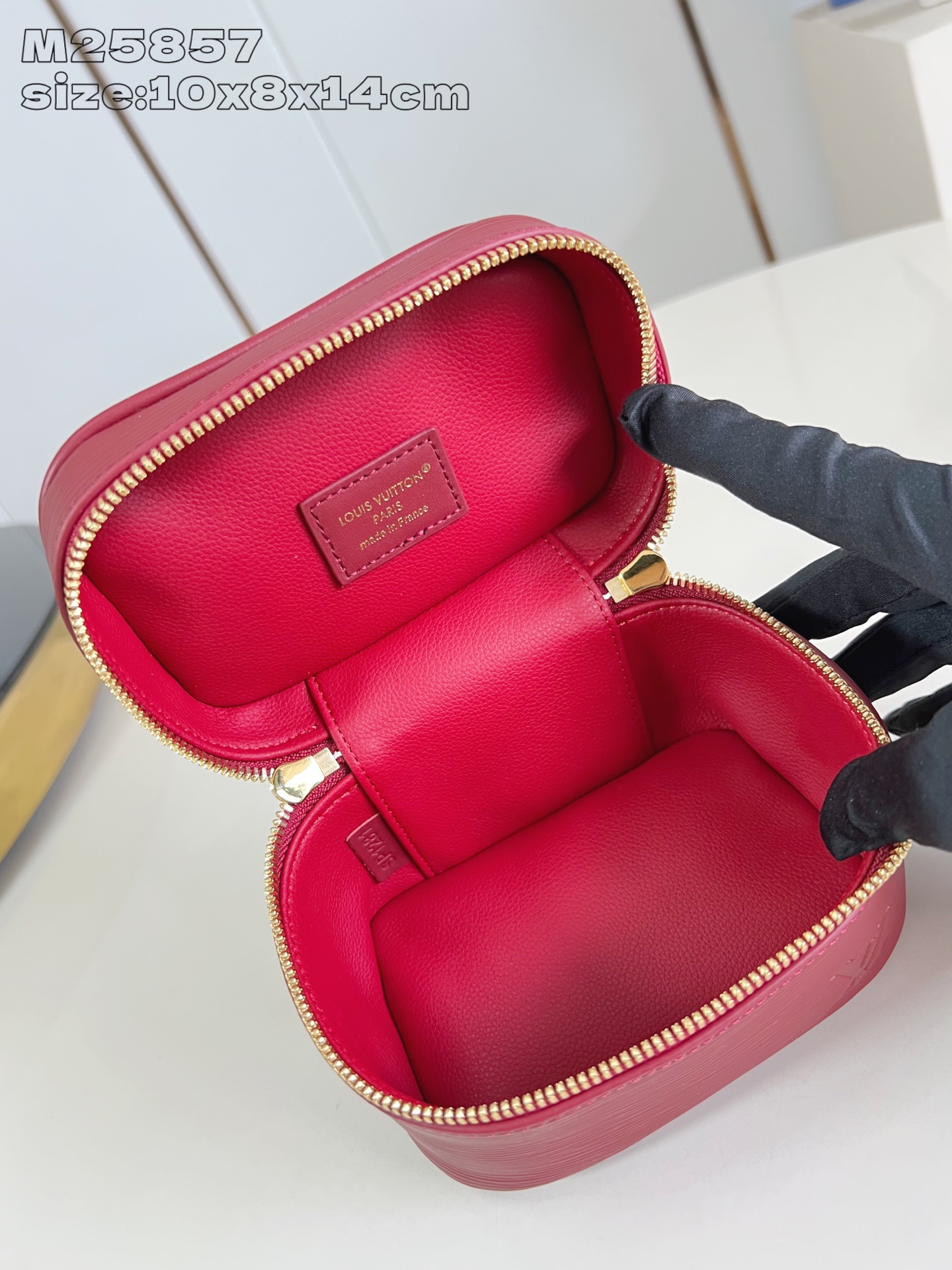 【顶级原单 M25857紫红 】本款 Nice Nano 化妆包以粒面 Epi 皮革和可水洗织物内衬构筑