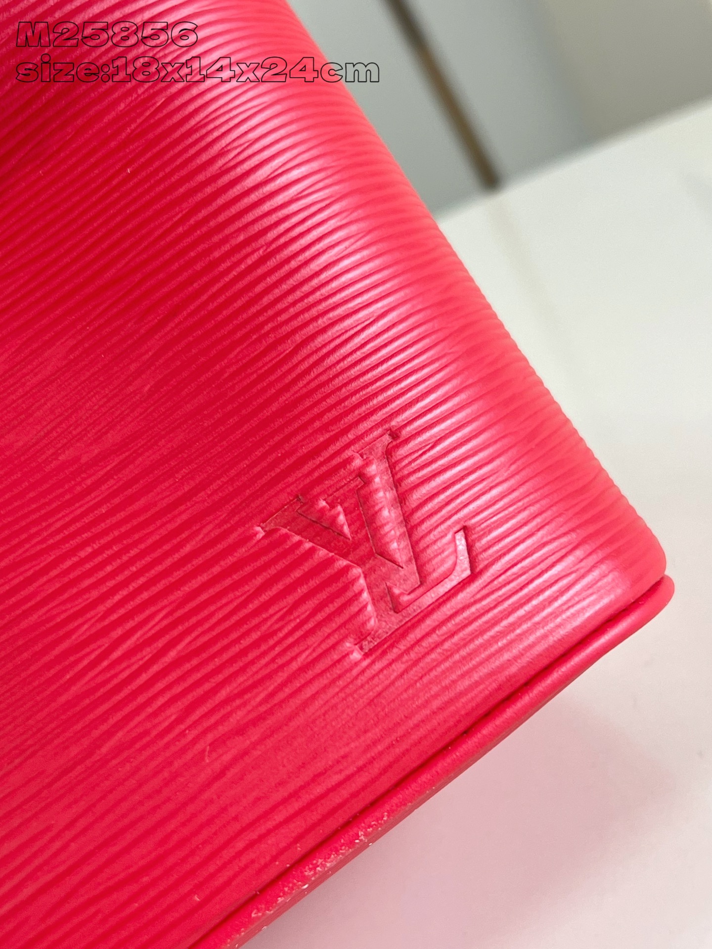 【顶级原单 M25856大红 】本款 Nice BB化妆包撷取路易威登美妆系列的唇膏色彩，以 Epi 粒