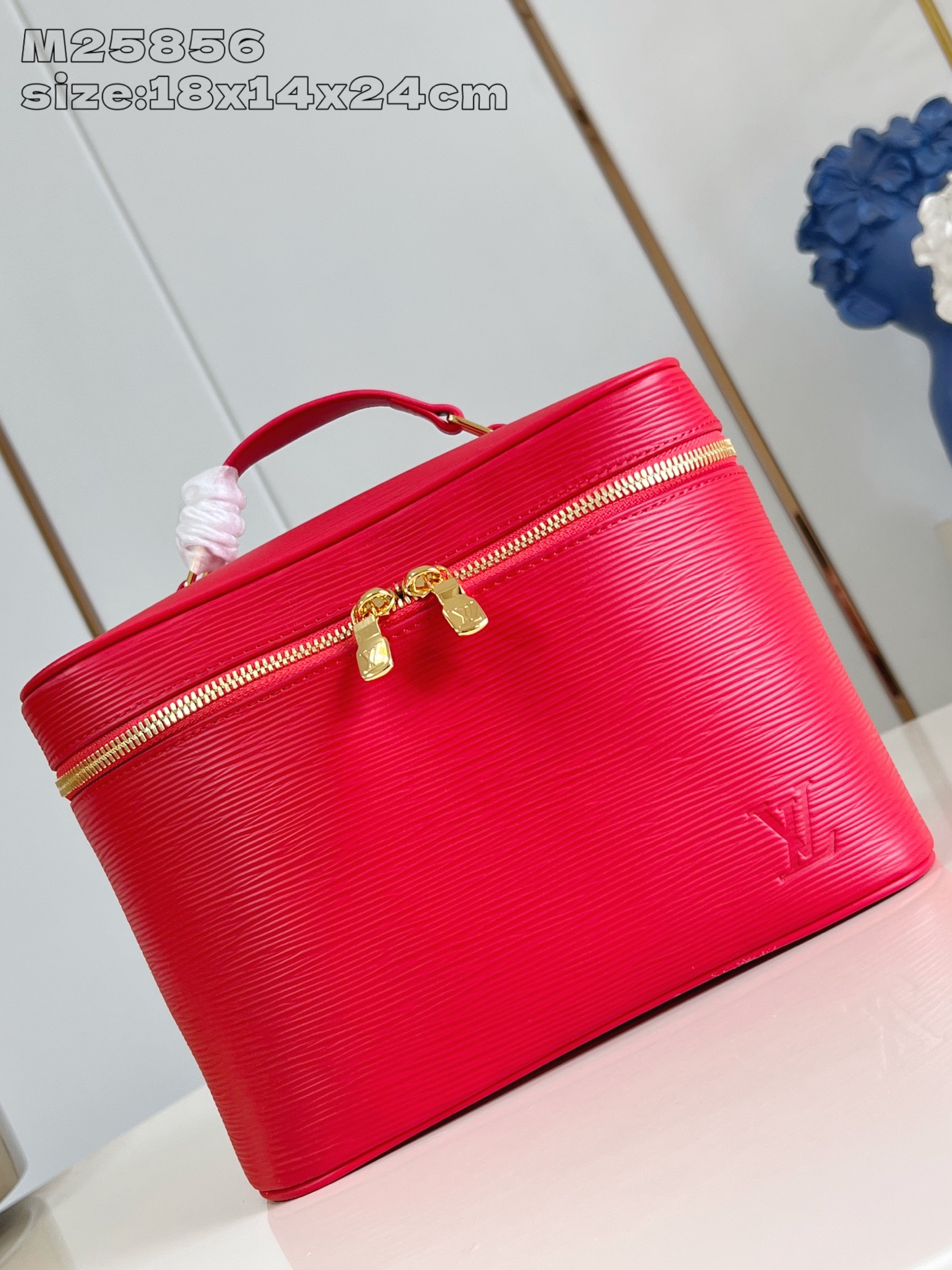 【顶级原单 M25856大红 】本款 Nice BB化妆包撷取路易威登美妆系列的唇膏色彩，以 Epi 粒