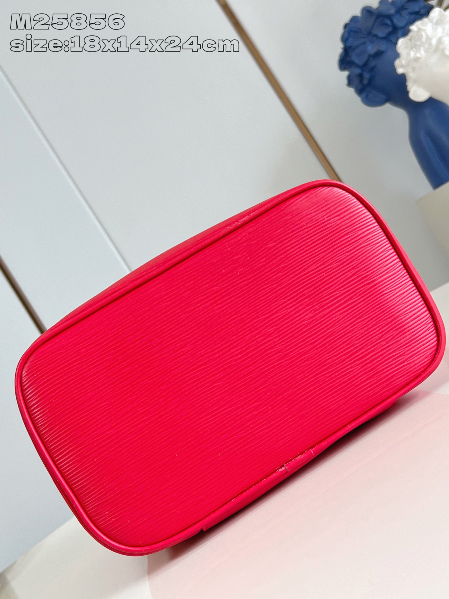 【顶级原单 M25856大红 】本款 Nice BB化妆包撷取路易威登美妆系列的唇膏色彩，以 Epi 粒