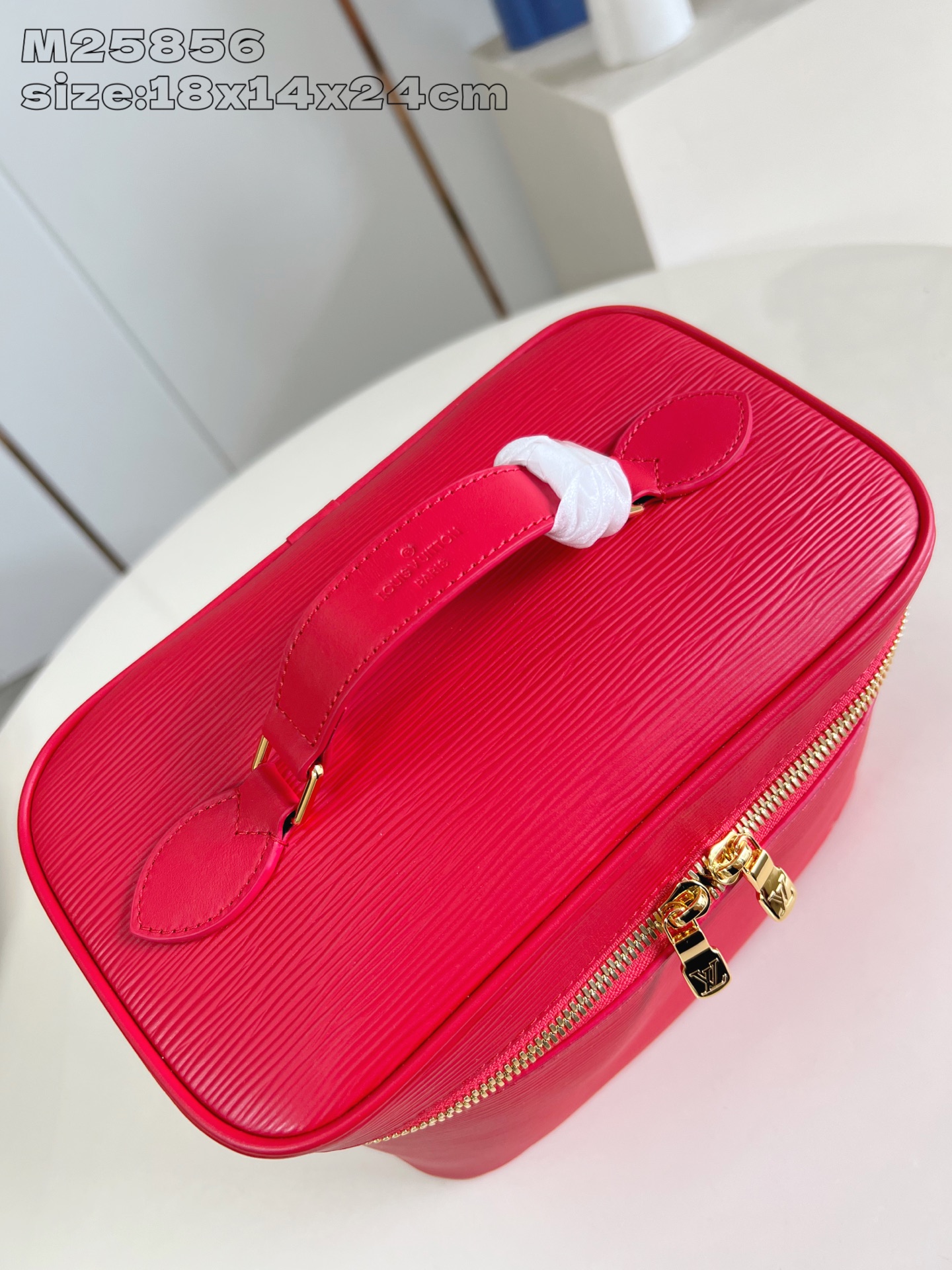 【顶级原单 M25856大红 】本款 Nice BB化妆包撷取路易威登美妆系列的唇膏色彩，以 Epi 粒