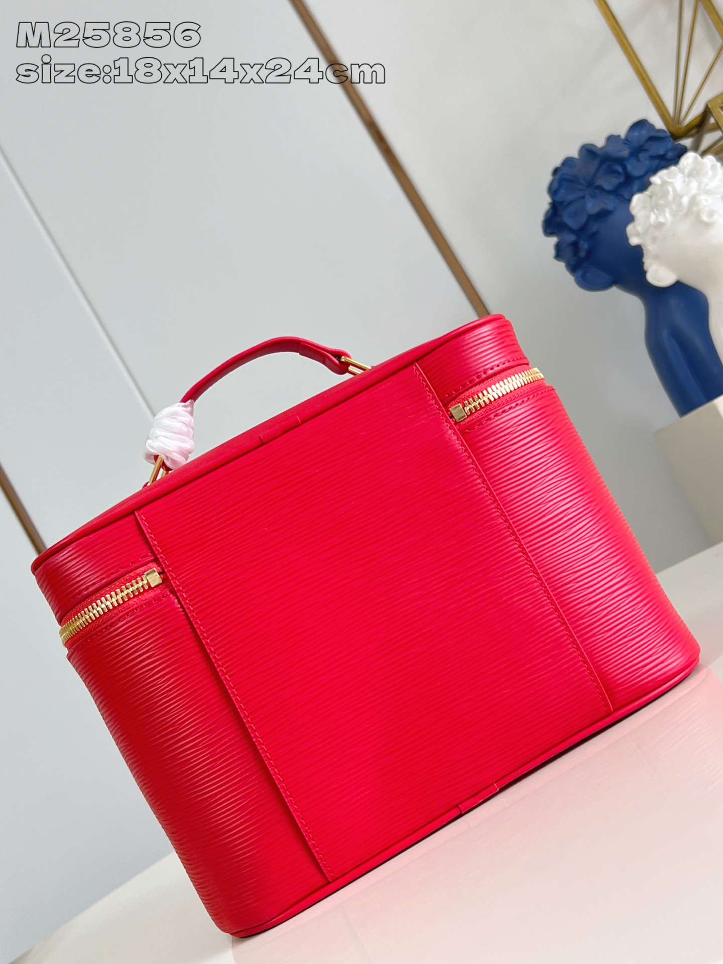 【顶级原单 M25856大红 】本款 Nice BB化妆包撷取路易威登美妆系列的唇膏色彩，以 Epi 粒