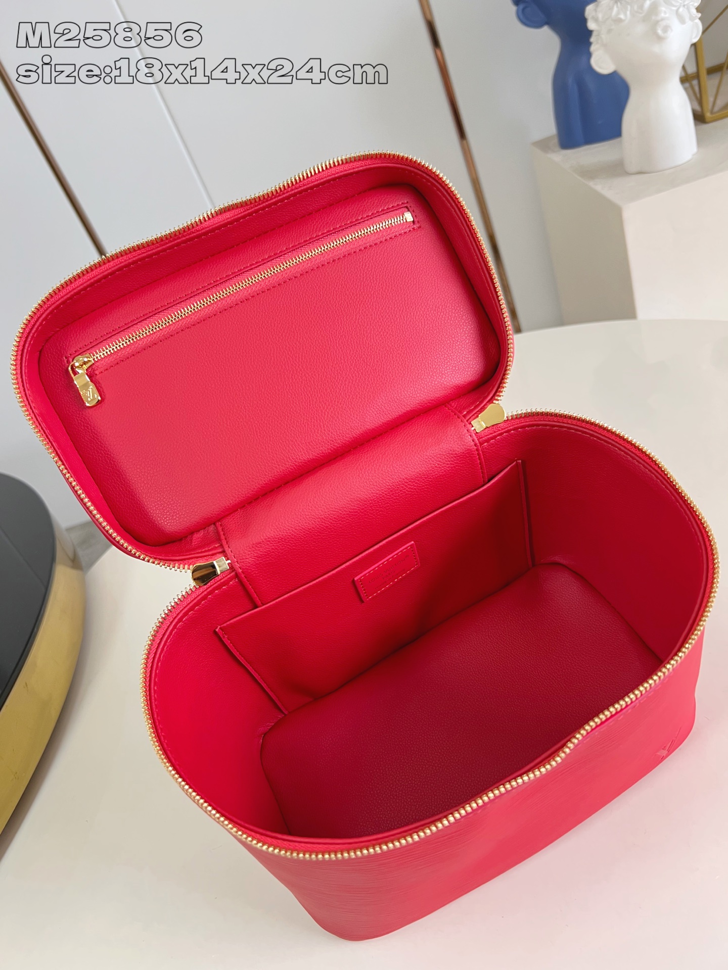 【顶级原单 M25856大红 】本款 Nice BB化妆包撷取路易威登美妆系列的唇膏色彩，以 Epi 粒