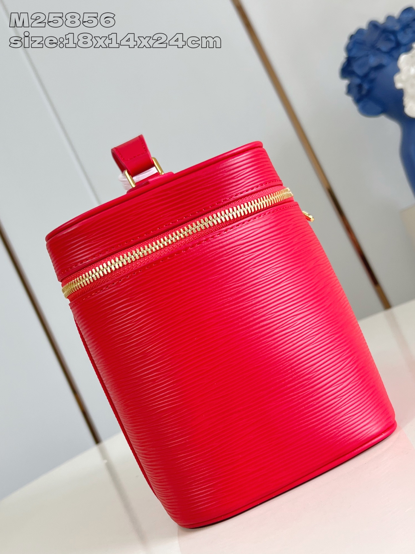 【顶级原单 M25856大红 】本款 Nice BB化妆包撷取路易威登美妆系列的唇膏色彩，以 Epi 粒