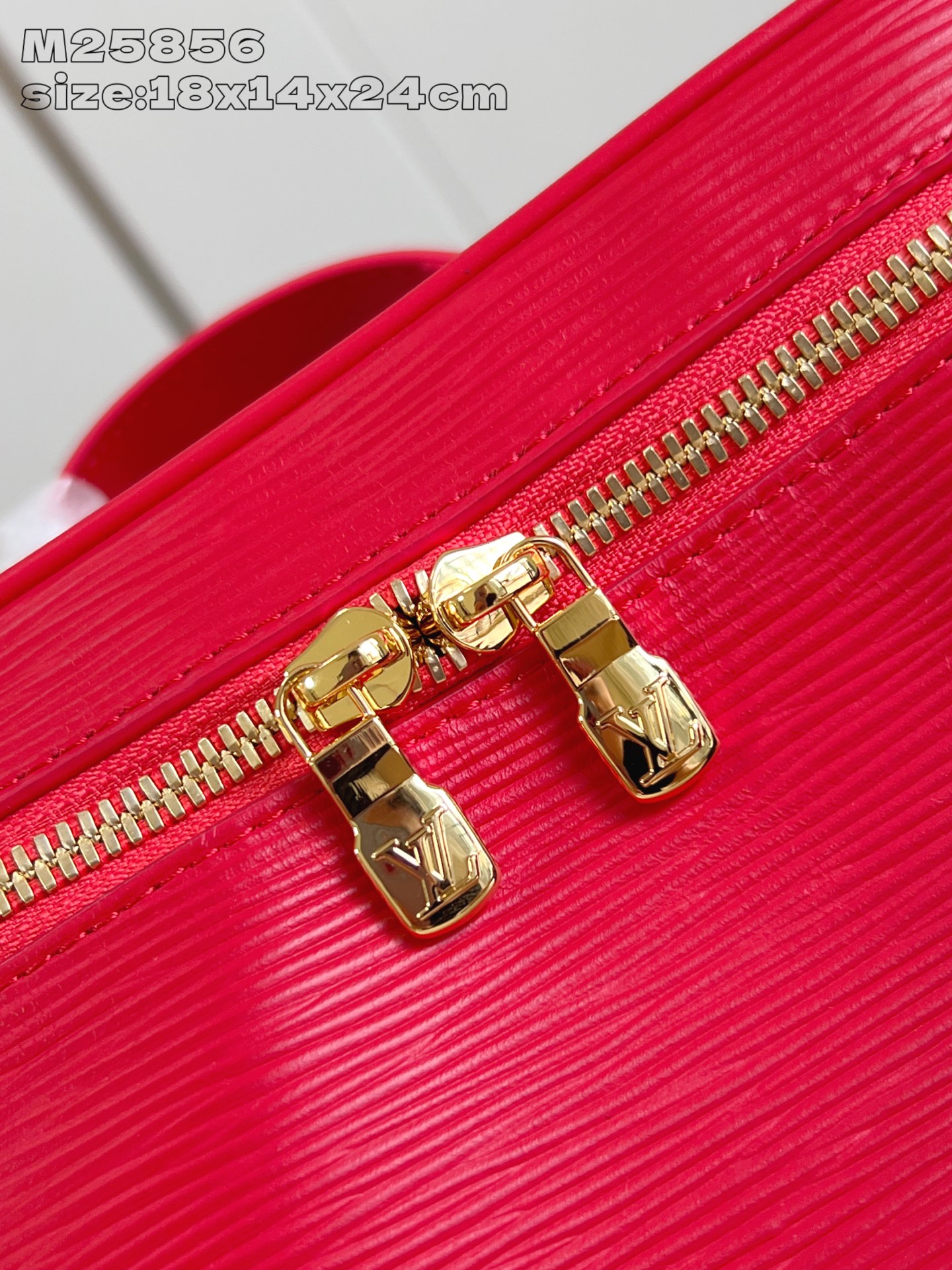 【顶级原单 M25856大红 】本款 Nice BB化妆包撷取路易威登美妆系列的唇膏色彩，以 Epi 粒