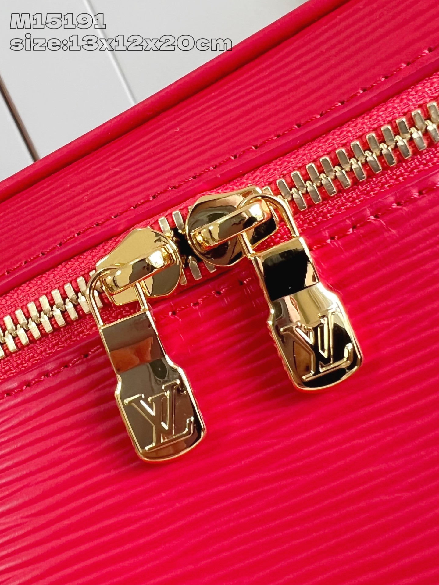 【顶级原单 M15191大红 】本款 Nice 迷你化妆包向路易威登美妆系列的唇膏采撷灵感，为 Epi 