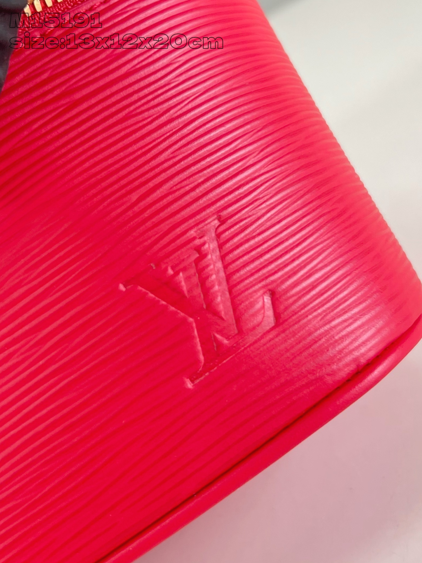 【顶级原单 M15191大红 】本款 Nice 迷你化妆包向路易威登美妆系列的唇膏采撷灵感，为 Epi 