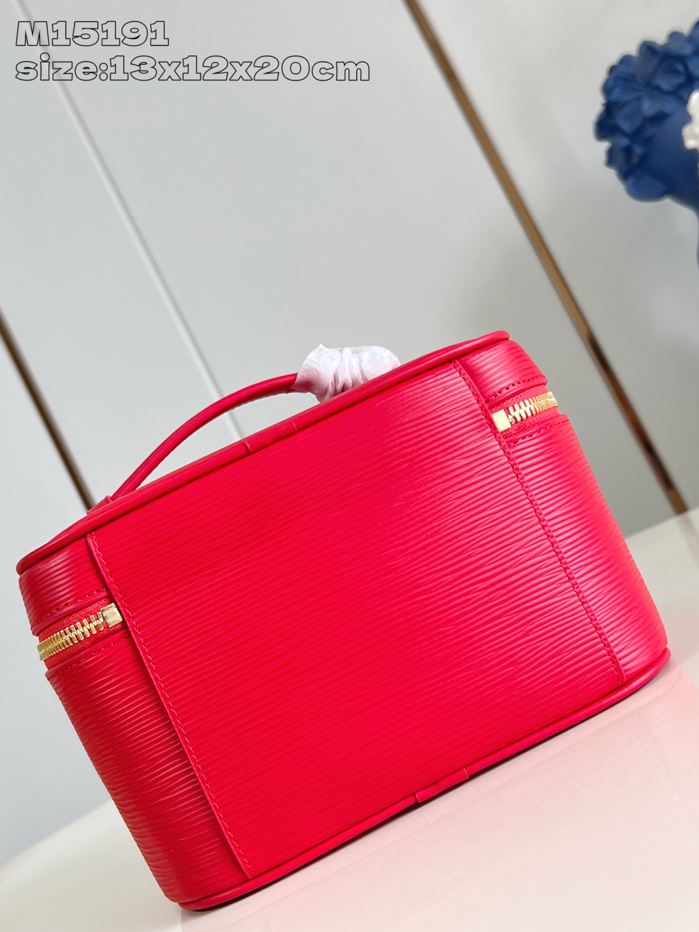 【顶级原单 M15191大红 】本款 Nice 迷你化妆包向路易威登美妆系列的唇膏采撷灵感，为 Epi 