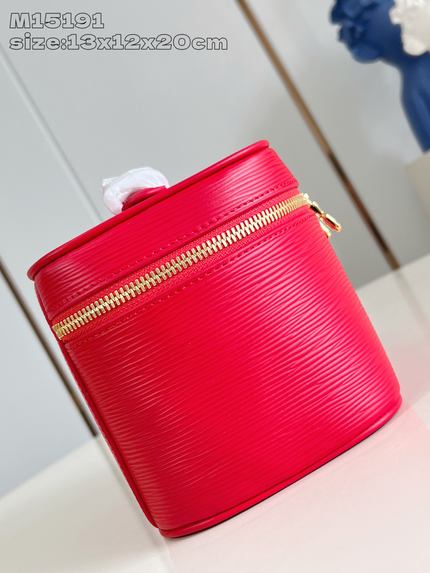 【顶级原单 M15191大红 】本款 Nice 迷你化妆包向路易威登美妆系列的唇膏采撷灵感，为 Epi 