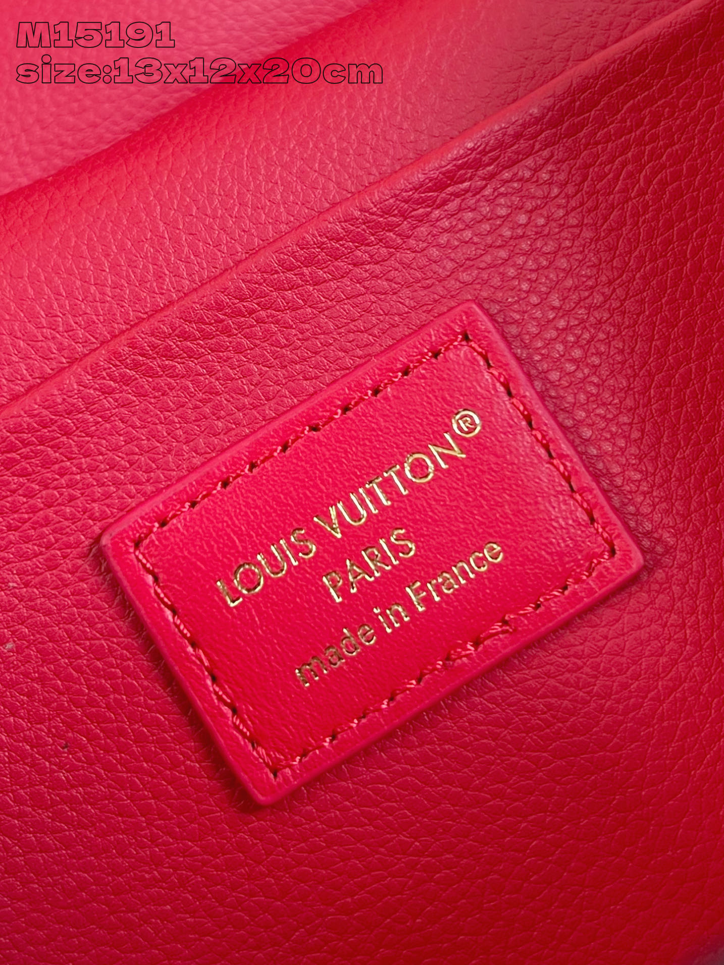 【顶级原单 M15191大红 】本款 Nice 迷你化妆包向路易威登美妆系列的唇膏采撷灵感，为 Epi 