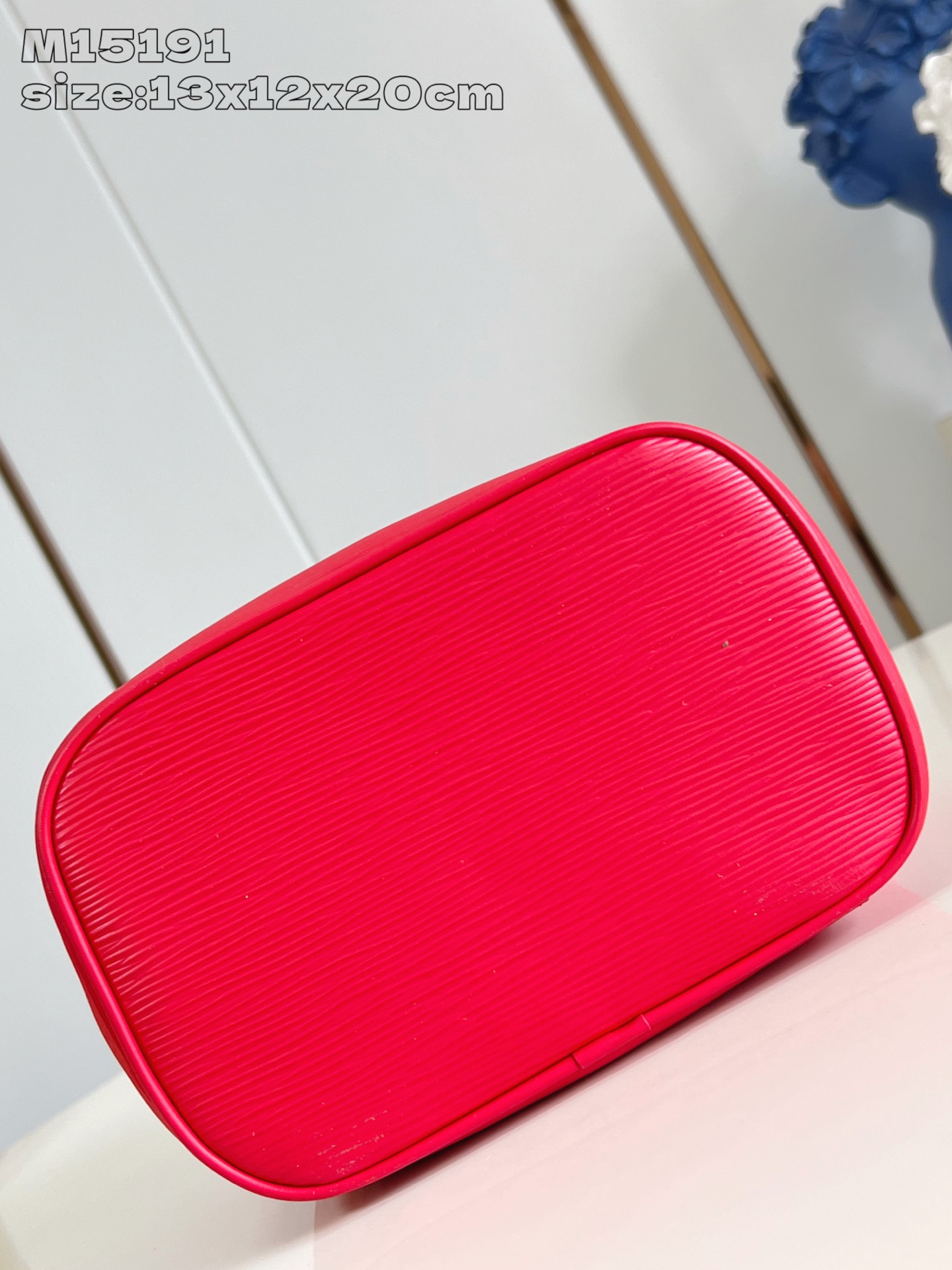 【顶级原单 M15191大红 】本款 Nice 迷你化妆包向路易威登美妆系列的唇膏采撷灵感，为 Epi 
