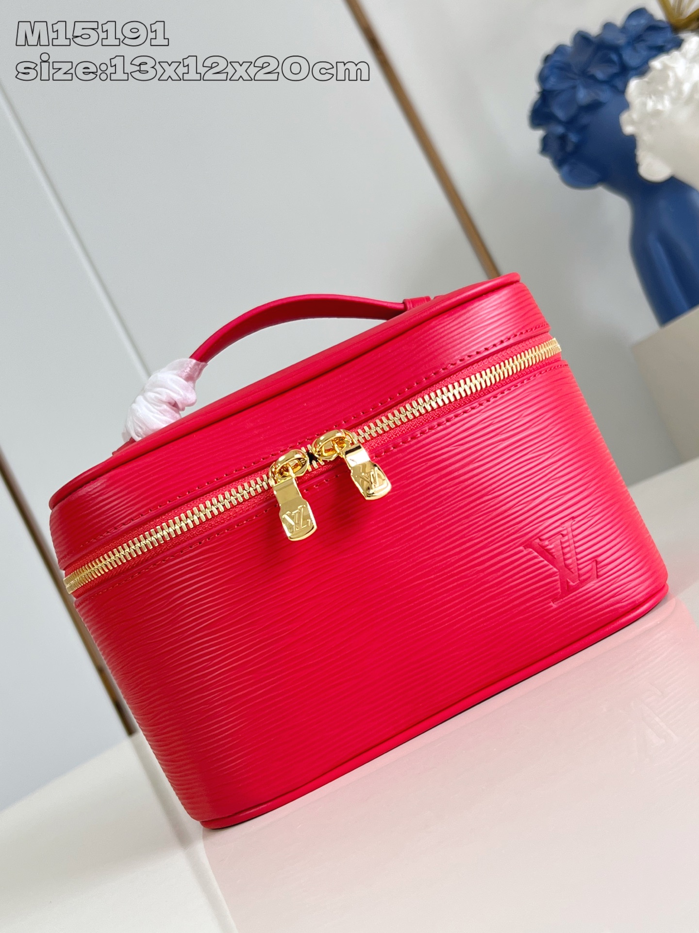 【顶级原单 M15191大红 】本款 Nice 迷你化妆包向路易威登美妆系列的唇膏采撷灵感，为 Epi 