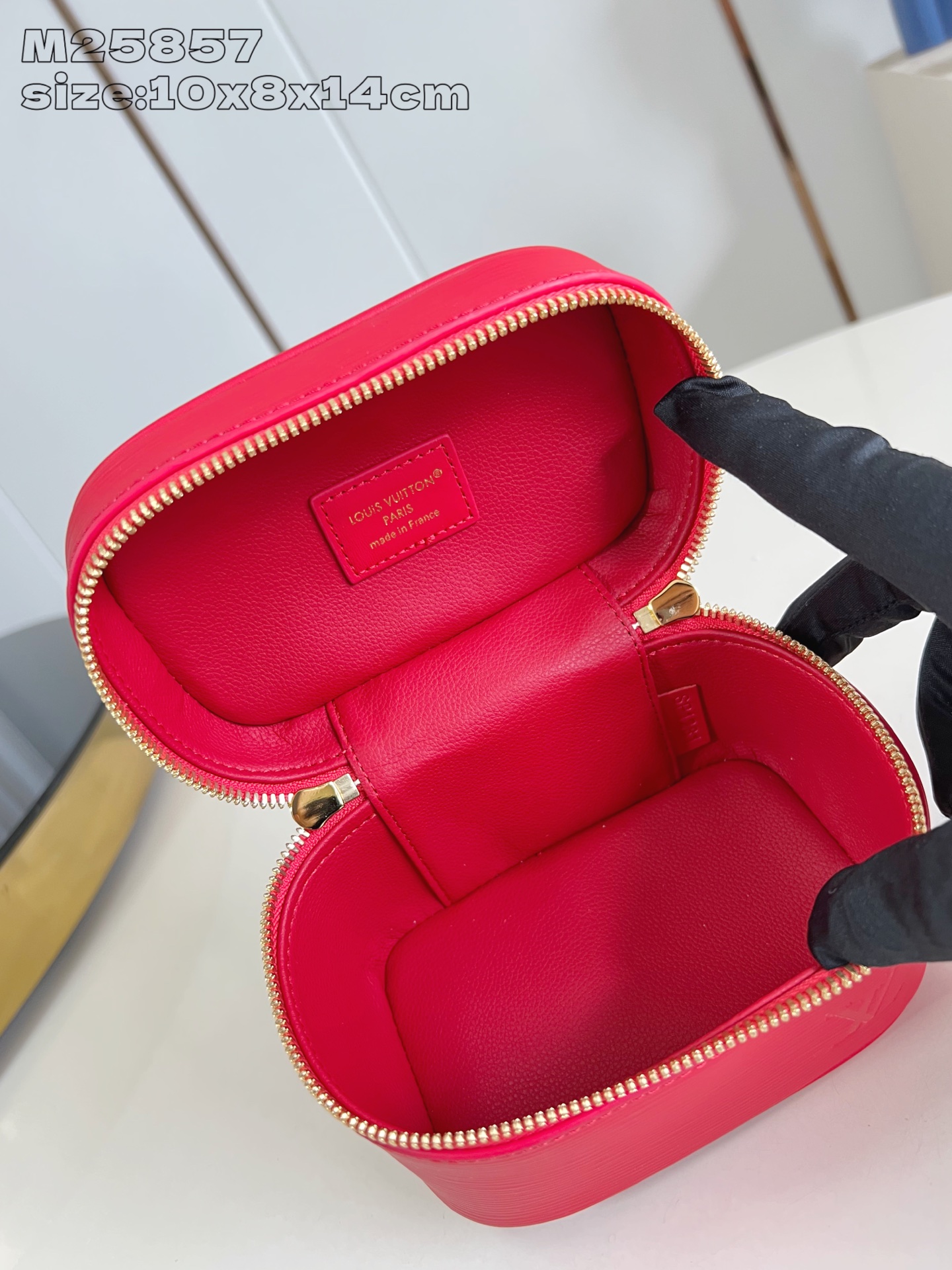 【顶级原单 M25857大红 】本款 Nice Nano 化妆包以粒面 Epi 皮革和可水洗织物内衬构筑