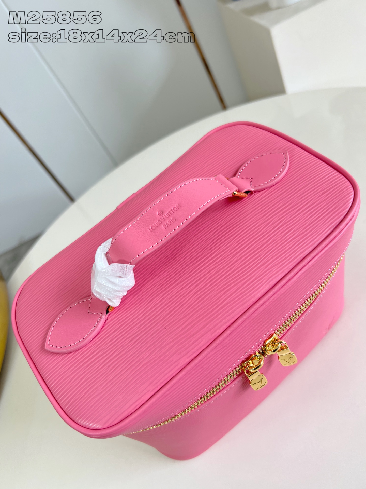 【顶级原单 M25856粉 】本款 Nice BB化妆包撷取路易威登美妆系列的唇膏色彩，以 Epi 粒面