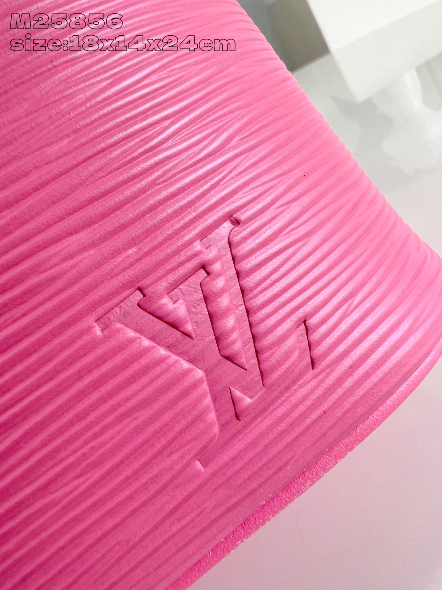 【顶级原单 M25856粉 】本款 Nice BB化妆包撷取路易威登美妆系列的唇膏色彩，以 Epi 粒面