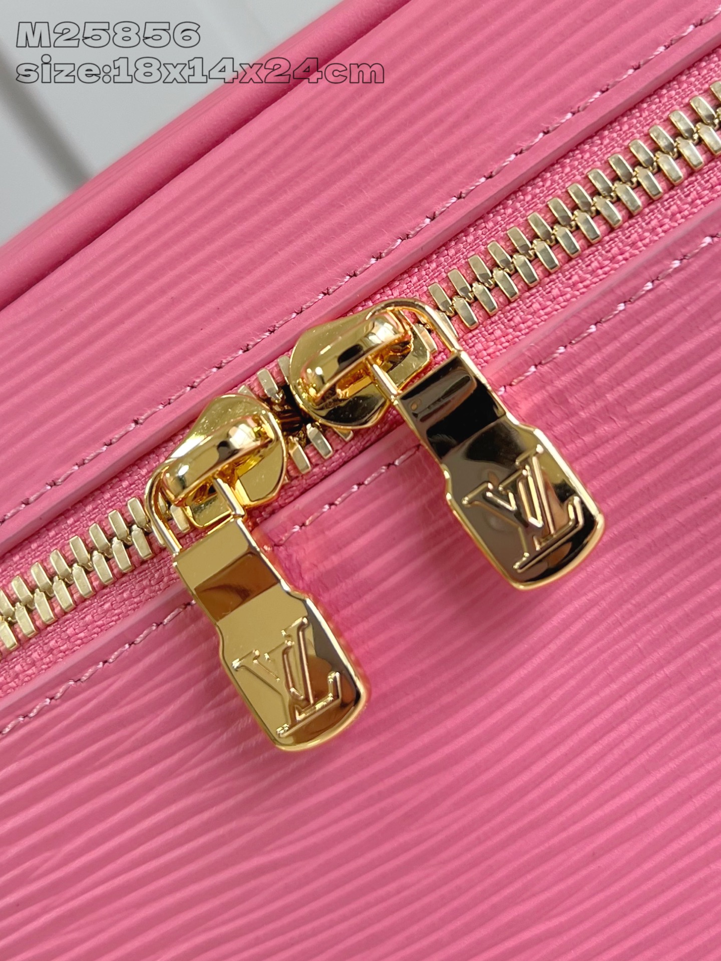 【顶级原单 M25856粉 】本款 Nice BB化妆包撷取路易威登美妆系列的唇膏色彩，以 Epi 粒面