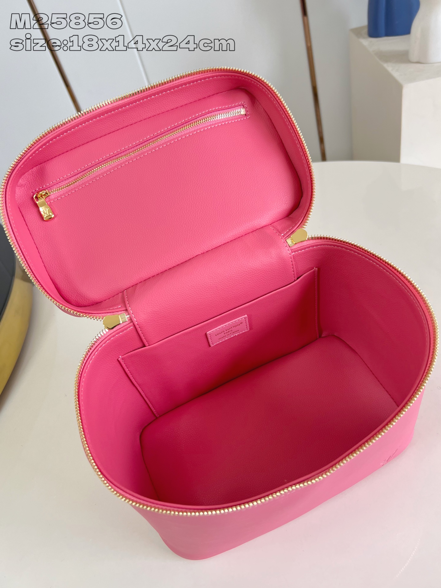 【顶级原单 M25856粉 】本款 Nice BB化妆包撷取路易威登美妆系列的唇膏色彩，以 Epi 粒面